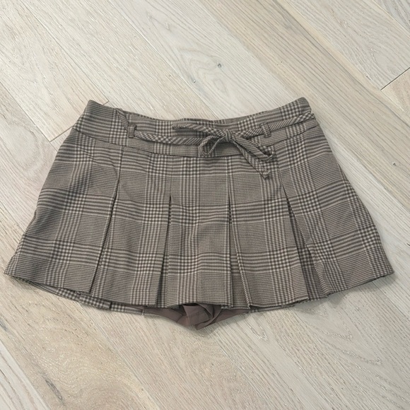 Hollister Dresses & Skirts - hollister mid rise pleated plaid mini skort NWT